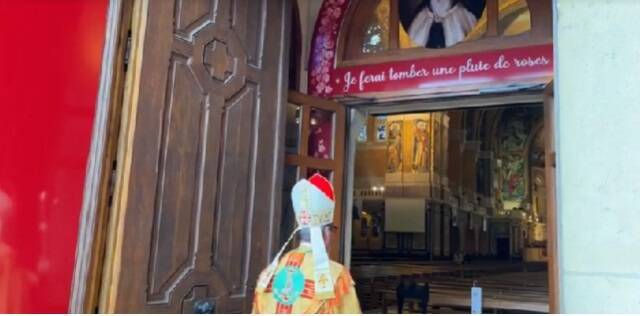 El obispo de Lisieux en la puerta del Jubileo, con la promesa de Teresita de enviar una lluvia de rosas, símbolo de favores
