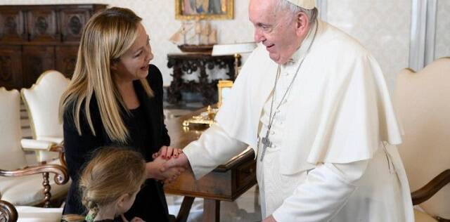 El Papa Francisco con la nueva primer ministro italiana Giorgia Meloni y su hija Ginevra