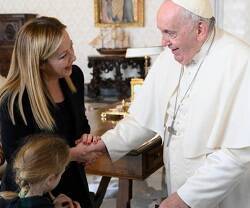El Papa Francisco con la nueva primer ministro italiana Giorgia Meloni y su hija Ginevra