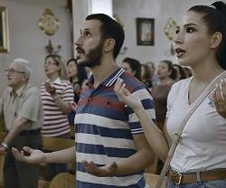 Shandy y Simón, joven matrimonio católico en misa en Alepo, Siria