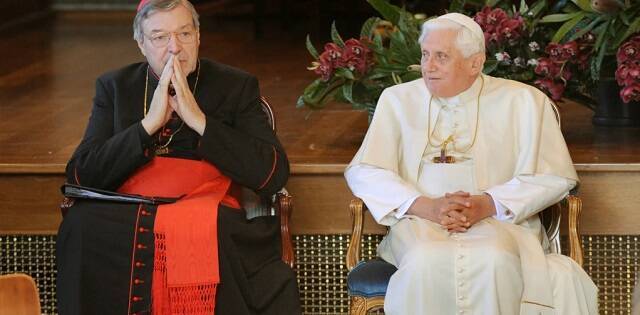 El cardenal Pell con el Papa Benedicto XVI en 2008 en la JMJ de Sídney