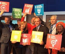 Funcionarios de la ONU con carteles de la Agenda 2030.