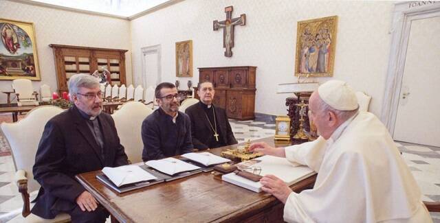 El Papa con el P. Jaume Calvera, el cardenal Ayuso y el periodista Javier Fariñas en su entrevista para Mundo Negro el 15 de diciembre