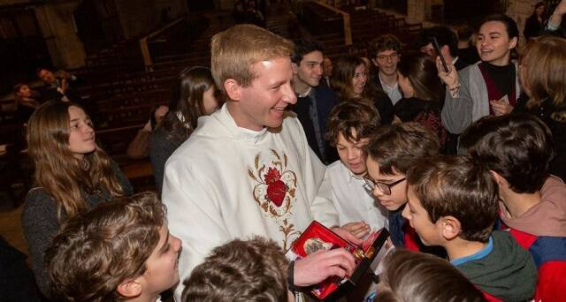 Marcin, con algunos de los niños a los que acompaña espiritualmente en Barcelona tras su ordenación sacerdotal