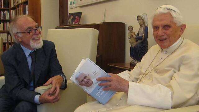 Benedicto XVI y Elio Guerriero.
