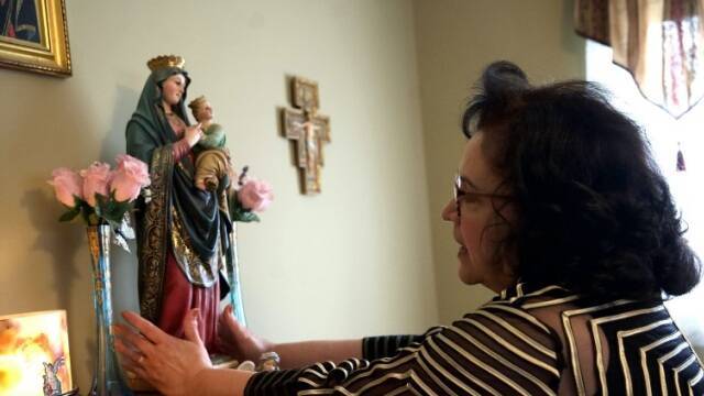 Socorro Truchan con la Virgen María. 