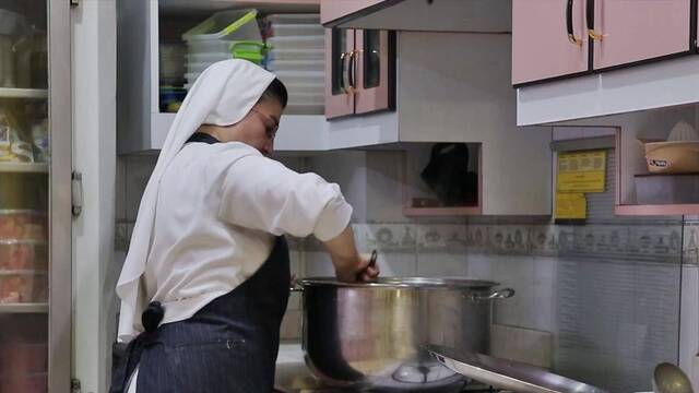 Religiosa cocinando en Siria.