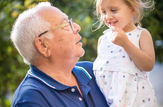 Un abuelo con su nieta, foto de Isaac Quesada para Unsplash
