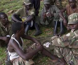 Unos rebeldes mai-mai juegan a cartas en algún lugar de Kivu, Congo
