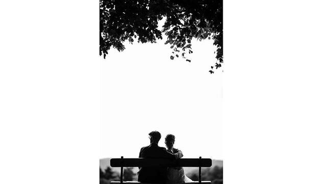 Un hombre y una mujer sentados en un banco.