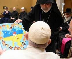 Un delegado ortodoxo de Ucrania entrega un dibujo infantil con el mapa del país al Papa