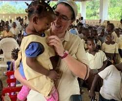 La hermana Victoria Braquehais es misionera en Camerún