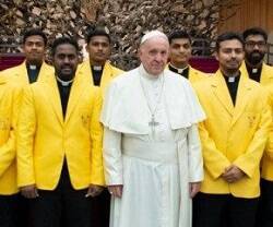 El Papa Francisco con los sacerdotes y seminaristas del equipo de cricket vaticano