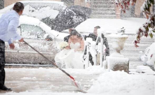 Una novia llega a la boda con nieve y viento