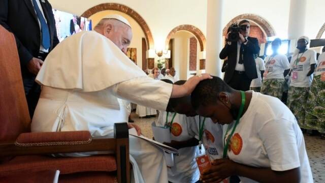 El Papa con víctimas del Congo.
