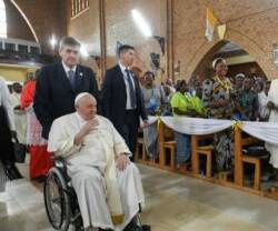 El Papa Francisco, con religiosos y obispos del Congo.