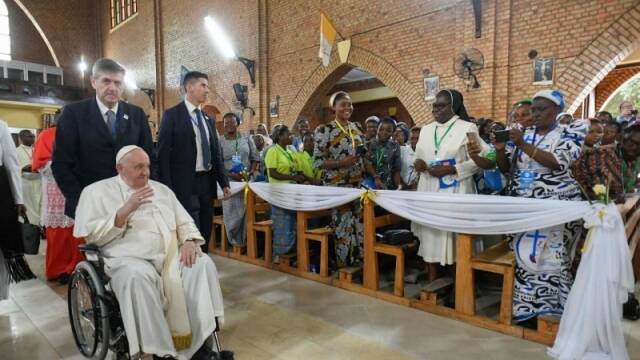El Papa Francisco, con religiosos y obispos del Congo.
