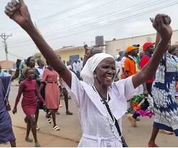Entusiasmo de las peregrinas de Rumbek que caminaron 300 kilómetros al llegar a Juba para ver al Papa