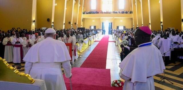 El Papa Francisco se dirige a obispos, sacerdotes y clérigos de Sudán del Sur en la catedral de Santa Teresa, en Juba