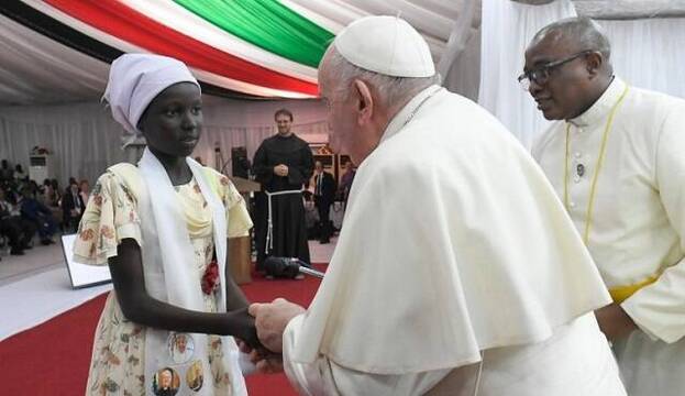 Nyakuor Rebecca, del campo de desplazados de Juba, con el Papa 