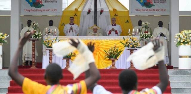 Para ser ciudad en lo alto, sal y luz, los cristianos han de mostrar su alegría, como en la misa del Papa en Juba