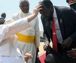 Desde su silla de ruedas, junto al avión de vuelta, Francisco bendice a Mayardit, presidente de la República de Sudán
