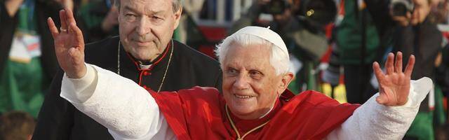 Benedicto XVI y el cardenal Pell.