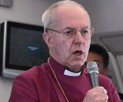 Justin Welby, Primado de la Comunión Anglicana, en el avión de vuelta de Sudán se dirige a los periodistas del viaje papal