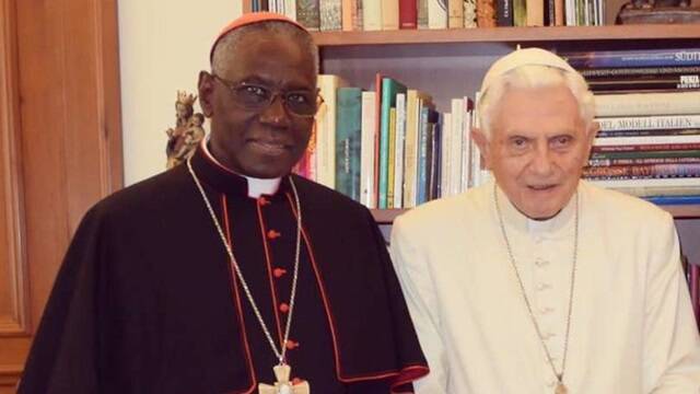 Benedicto XVI y el cardenal Sarah.