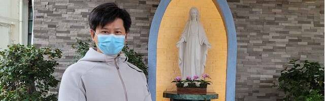 Eddie Lo en 2022 en su parroquia de Saint Patrick en Hong Kong - la pandemia le llevó al bautismo