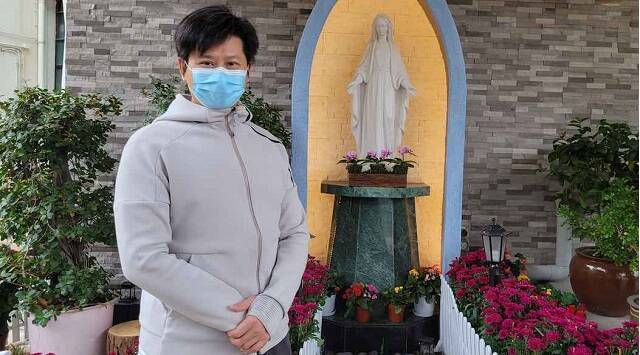 Eddie Lo en 2022 en su parroquia de Saint Patrick en Hong Kong - la pandemia le llevó al bautismo
