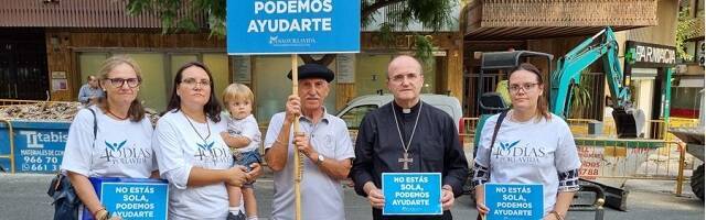 Munilla, obispo de Alicante, con voluntarios de 40 Días por la Vida en noviembre de 2022... mucho se mueve en el tema del aborto