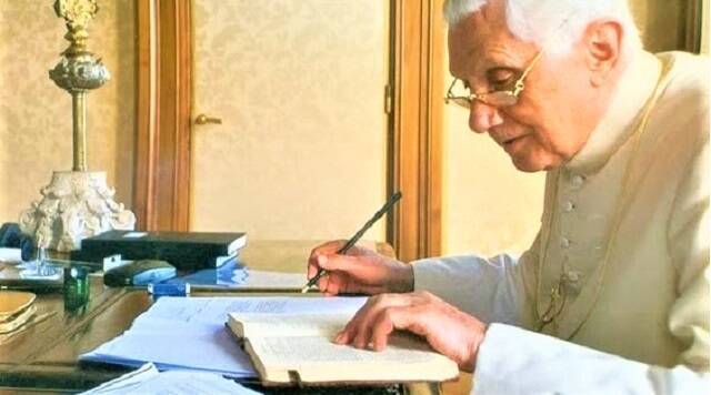 Benedicto XVI escribiendo Biblia en mano