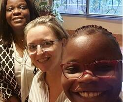 Candelas Varela con alumnas de enfermería en Congo