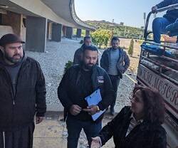 El franciscano Fadi Azar participa en la recogida de colchones para desplazados que se alojan en la parroquia del Sagrado Corazón de Lattakia