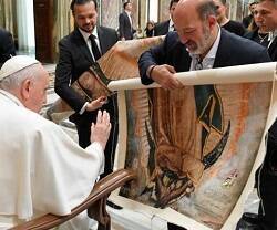 El Papa Francisco bendijo una imagen de la Virgen de Guadalupe que le llevaron unos empresarios mexicanos