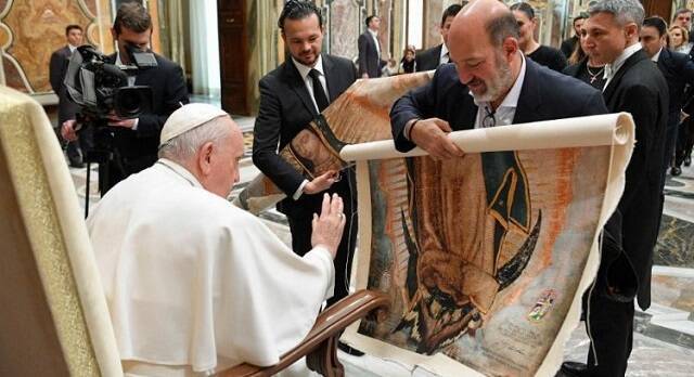 El Papa Francisco bendijo una imagen de la Virgen de Guadalupe que le llevaron unos empresarios mexicanos