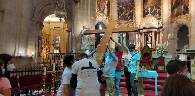 Jóvenes con la Cruz de la JMJ en una parroquia andaluza en 2021