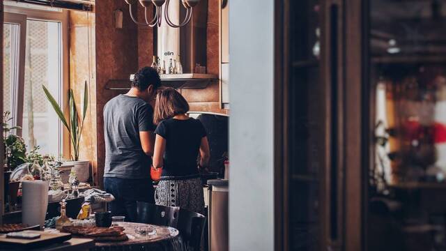 ¿Es posible revertir la crisis de la familia? «Bailar en la cocina» y otros 6 consejos para lograrlo