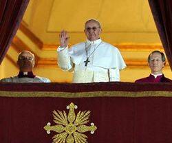 Francisco saluda tras su elección como Papa.