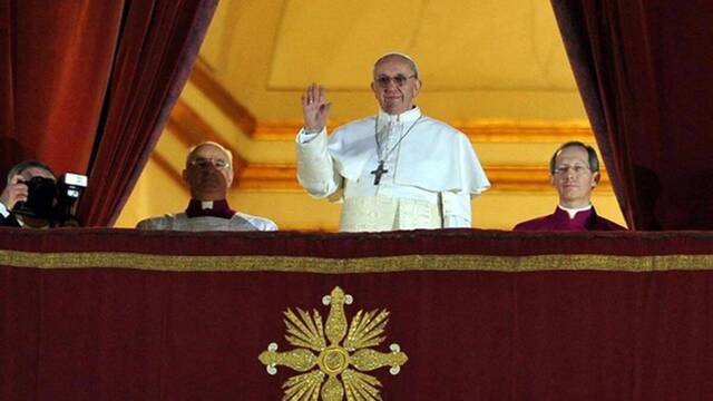 Francisco saluda tras su elección como Papa.