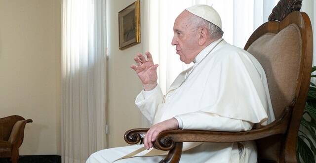El Papa Francisco, en butaca, gesticula