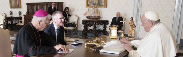 Un momento de la entrevista de Emmanuel Van Lierde al Papa Francisco - foto de Vatican Media