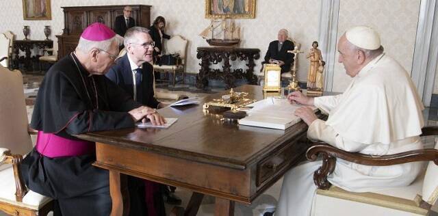 Un momento de la entrevista de Emmanuel Van Lierde al Papa Francisco - foto de Vatican Media