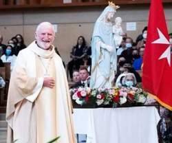 El obispo David O'Connell, junto a una imagen de la Virgen de Lourdes.