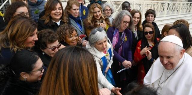 El Papa Francisco saluda a un grupo de mujeres en la audiencia pública del 8 de marzo de 2023