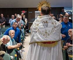 Adoración Eucarística en un congreso de hombres católicos en Hartford en octubre de 2022 - foto de Aaron Joseph