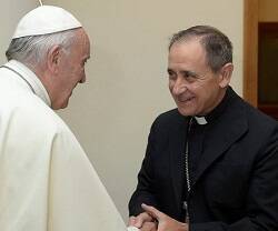 El obispo Juan Ignacio Arrieta con el Papa Francisco
