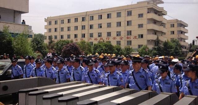 Policías en Zhumadian en 2014, antes de que se recrudecieran las leyes contra las religiones en China