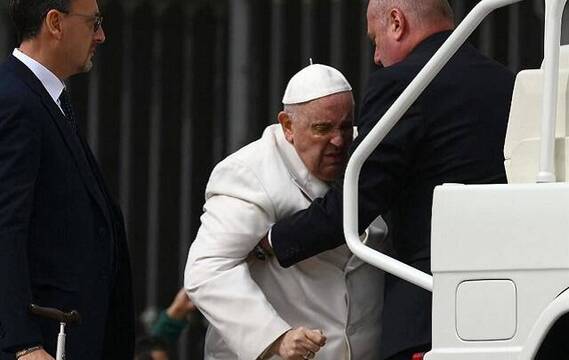 Gesto de dolor del Papa tras la catequesis del miércoles al dirigirse al Policlínico Gemelli